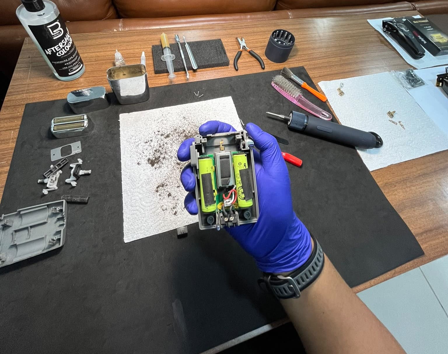 Clipper desmontado para manutenção e limpeza